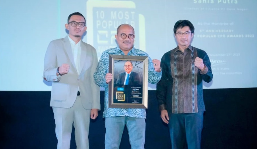 Direkrtur keuangan Bank Nagari Sania Putra (tengah) menerima penghargaan 10 Most Popular CFO Awards 2023 dari CEO The Iconomics Bram S Putro dan Director of Research and Strategy Alex Mulya, Senin (27/11).